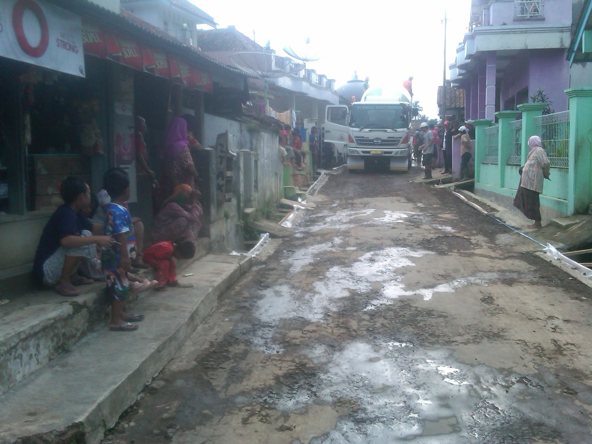 Jalan yang dicor beton