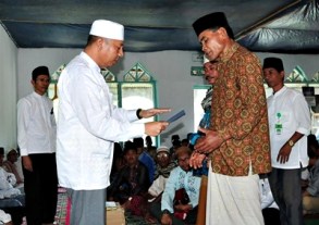 Wakil-Walikota-Bima-saat-menyerahkan-bantuan-pembangunan-Masjid-Nitu (1)