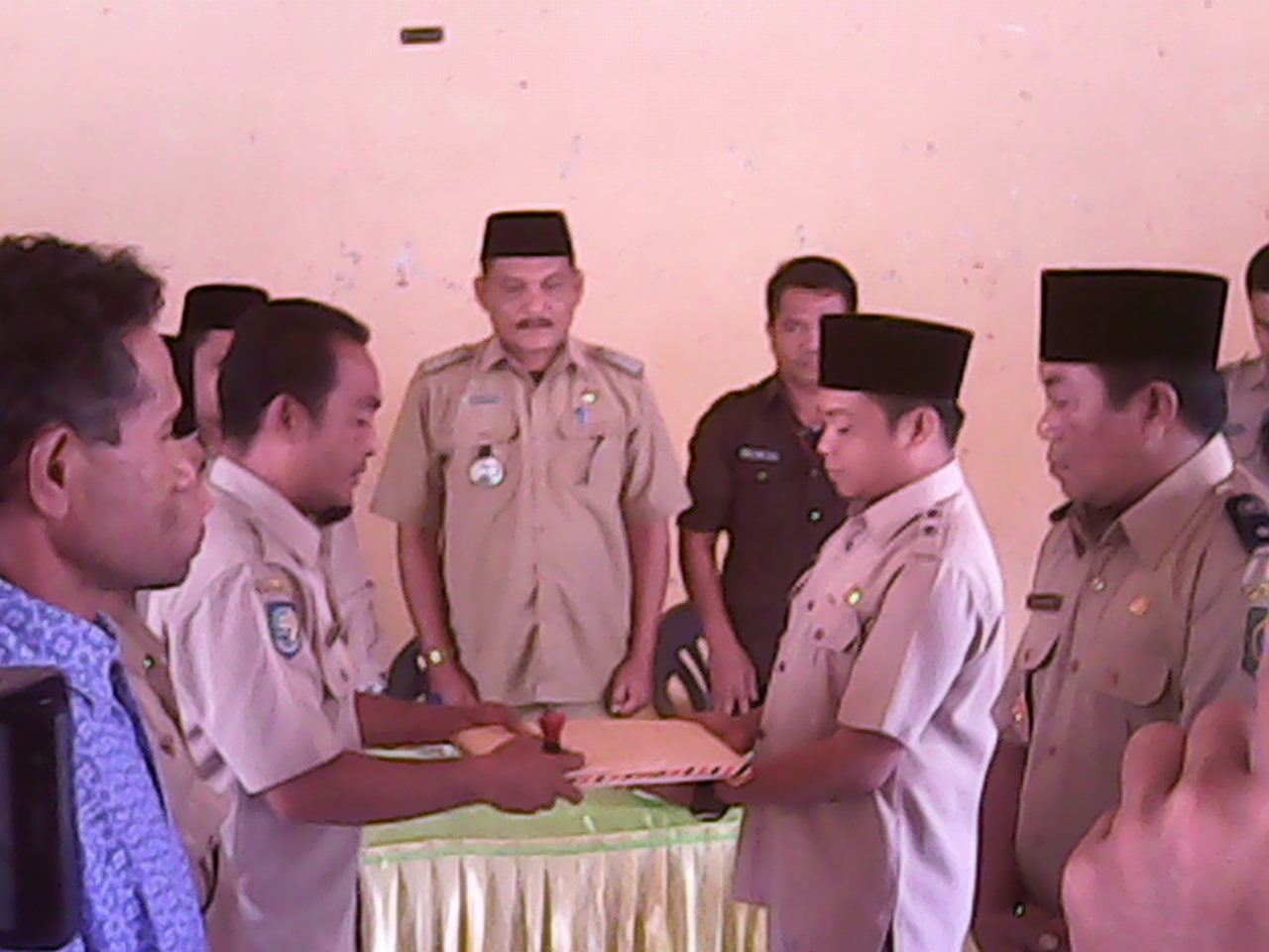 Foto serah terima pejabat kades Desa Soki dan Desa Roka kec.Belo terpilih