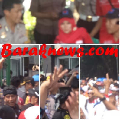 Photo : Kapolres Jakarta Selatan Kombes Iwan K bersama Korlap/Ketum FHK2I dan Tim 9 di halaman kantor MenPAN supaya menengkan massa sedang massa FHK2I di depan pagar Kantor MenPAN&RB terus berteriak "Keluar Pak Menteri temui Kami jangan jadi pengecut"