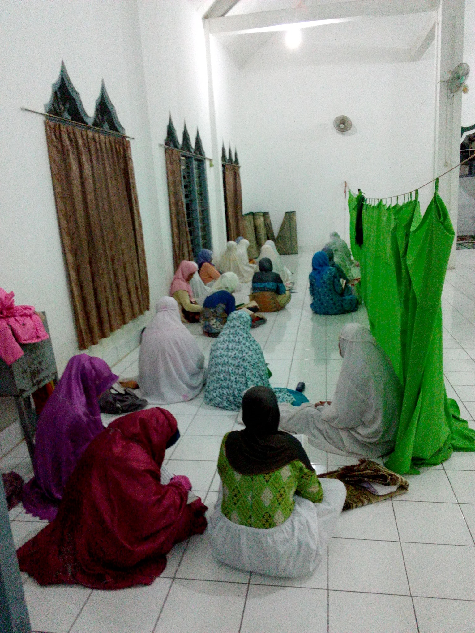 peserta khataman Al Qur'an di masjid Al Bunyan Desa Sidomulyo Kecamatan Pangandaran berlangsung khidmat Sabtu malam (7/5). 