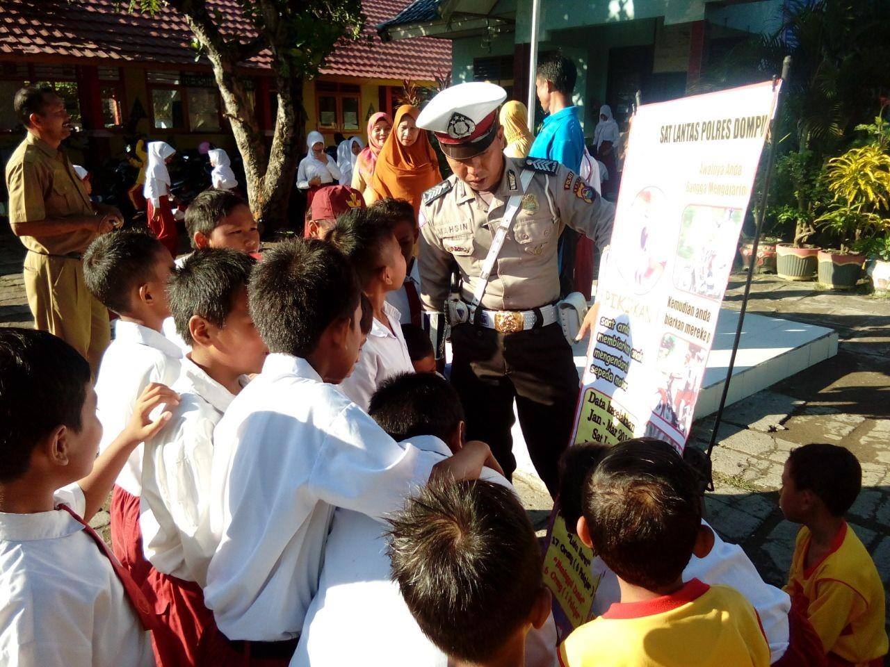 Petugas sat Lantas Polres Dompu sedang mensosialisasikan Cegah anak mengendarai Ranmor (Camot)