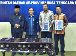 BPK-dan-Walikota-Bima-didampingi-Wagub-NTB-dan-Ketua-DPRD-Kota-Bima-menunjukan-LHP