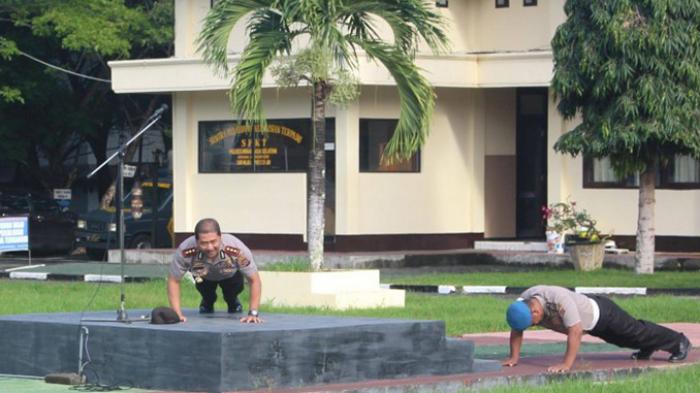 Kapolres Minahasa Selatan, AKBP Arya Perdana saat push Up 